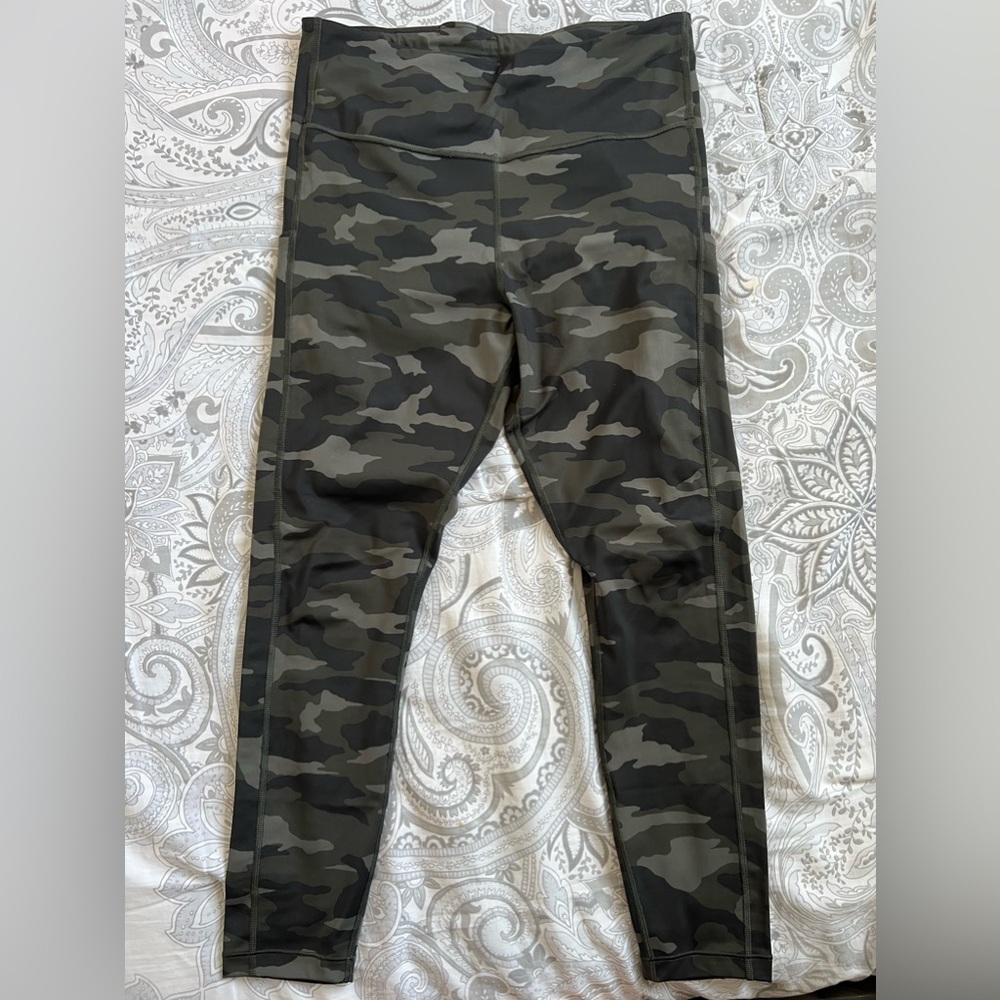 Athleta Ultimate Camo 7/8 Tight